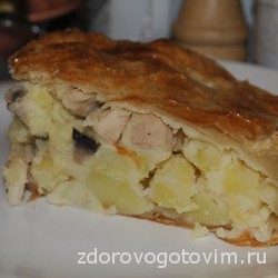 Пирог из слоеного теста с картофелем, курой и грибами