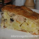 Пирог из слоеного теста с картофелем, курой и грибами